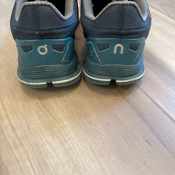 On Cloud running blue 7.5 great used condition - Picture 7 of 8